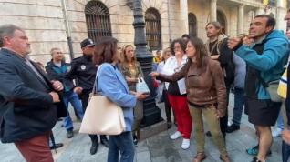 Los vecinos afectados por el derrumbe de un edificio en Teruel protestan a la alcaldesa, Emma Buj