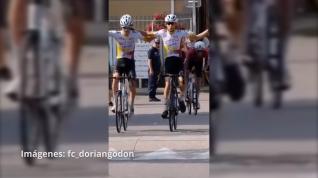 Dos ciclistas celebran antes de tiempo y pierden sus puestos cuando el tercer participante les adelanta