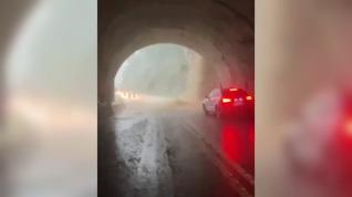 Vídeo: una espectacular tromba de agua detiene el tráfico en Sopeira (Huesca)