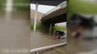 Logran salir de su coche, sumergido en el agua, en la avenida Navarra de Zaragoza