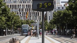 Un termómetro marca 35 grados en el centro de Zaragoza
