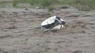 Impactantes imágenes del rescate de un conductor tras las quedar atrapado por las inundaciones en China