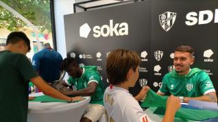 Obeng y Joaquín firman autógrafos a jóvenes seguidores.