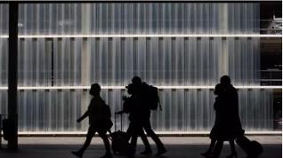 Varias personas caminan con su equipaje en el Aeropuerto de Barcelona-El Prat.
