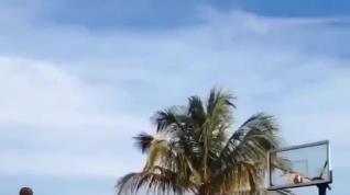 Michael Jordan demuestra quién manda en un partidillo improvisado en una playa de Bahamas