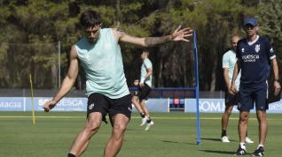 Andrei Ratiu golpea el balón en un entrenamiento con la SD Huesca.