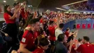 Aficionados celebran el triunfo de la selección femenina en el Wizink Center de Madrid