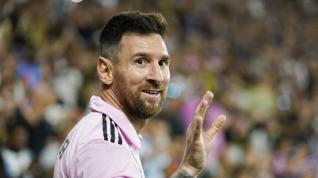 El delantero del Inter Miami, Leo Messi, saluda a la multitud durante la segunda mitad de un partido de fútbol de la MLS contra Los Ángeles FC.