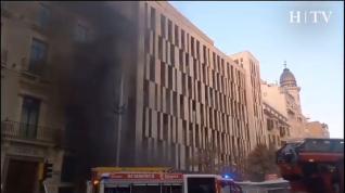 Vídeo: incendio en un edificio del Coso de Zaragoza