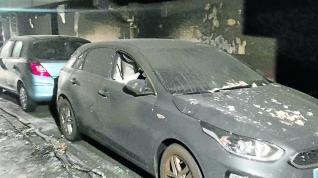 Dos de los coches que no fueron pasto de las llamas en la calle Doctor Horno de Zaragoza