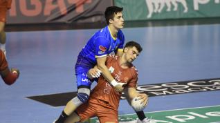 Miguel Malo, capitán del Bada Huesca, en el suelo agarrado por un rival.
