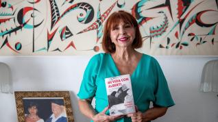 María Asunción Mateo con su libro "Mi vida con Alberti"