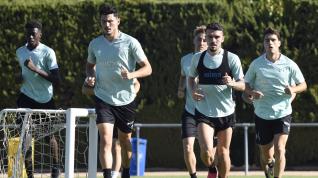 Varios jugadores de la SD Huesca, corriendo durante un entrenamiento de esta semana en la BAF.