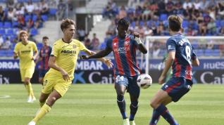 Obeng intenta disparar en el partido contra el Villarrea B.