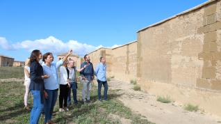 En primer plano, la vicepresidenta segunda de la DPH, Celsa Rufas, junto a los técnicos, frente al recién rehabilitado muro perimetral.