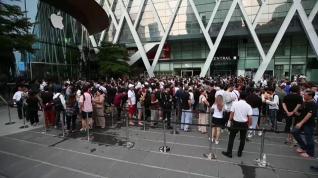 Cientos hacen fila a las afueras de una tienda de Apple para adquirir el nuevo iPhone en Bangkok