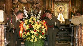 Ofrenda de unas flores en la Virgen del Pilar que realizan varios cadetes de la Academia General Militar en su acto de la presentación en la Basílica del Pilar, en una imagen de archivo.