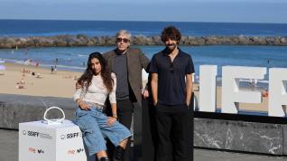 El director David Trueba junto a los protagonistas de la película, David Verdaguer y Carolina Yuste, presentan Saben aquell en el Festival de San Sebastián, a 25 de septiembre de 2023, en San Sebastián (País Vasco).