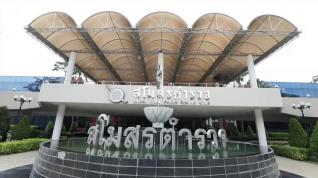 Policía tailandesa registra la casa del subdirector del cuerpo conocido como "Big Joke" (C)