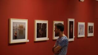 Un visitante admira algunas de las fotografías expuestas en el Patio de la Infanta.