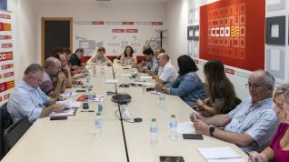 Reunón de las comisiones ejecutivas de UGT y CC. OO. Aragón presididas por sus líderes, José Juan Arcéiz y Manuel Pina.