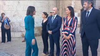 Momento del tenso saludo entre Irene Montero y Marta Fernández a las puertas de las Cortes de Aragón