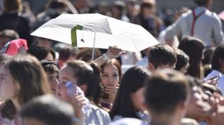 Un espectáculo de funambulismo llena los jardines del museo en la última jornada del certamen.