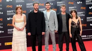 El director de la película 'La estrella azul' y su elenco en la alfombra roja del Festival de San Sebastián. gsc1