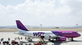 avión de Wizz Air en el aeropuerto de Zaragoza.