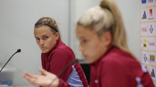 La delantera de la selección española de fútbol Alexia Putellas, y la defensa de la selección Irene Paredes, durante la rueda de prensa este jueves antes del entrenamiento en el estadio Gamla Ullevi de Gotemburgo.