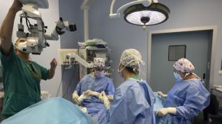 Intervención de cataratas en el Hospital Nuestra Señora de Gracia, en Zaragoza.