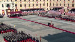 La princesa Leonor besa la bandera tras su jura en presencia de los reyes