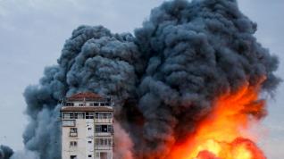Un misil lanzado por Israel impacta en un edificio en Gaza