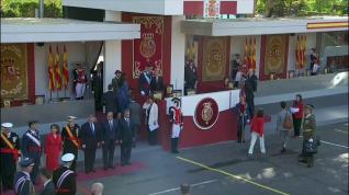 La princesa Leonor se estrena con uniforme militar para ver el desfile con los reyes