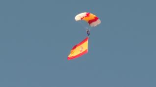 Una paracaidista participa en el salto de la PAPEA en el Día de la Hispanidad