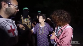 Israele, anziana liberata stringe mano a miliziano e gli dice "Shalom"