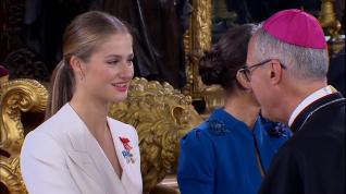 Leonor saluda a los asistentes al almuerzo en su honor en el Palacio Real