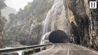 Cascada sobre la carretera del congosto de las Devotas