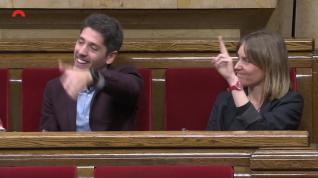 La presidenta de En Comú Podem, Jéssica Albiach, hace una peineta a Ignacio Garriga (Vox)