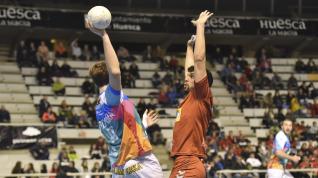 Miguel Malo intenta bloquear un disparo en el duelo entre el Bada Huesca y el Ademar León.