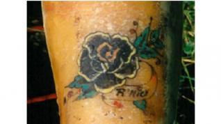 Llamativo tatuaje de flores de Rita Roberts, originaria de Cardiff y que llegó a Amberes en febrero de 1992