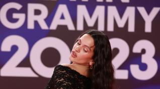 Rosalia en la alfombra roja de los Latin Grammy