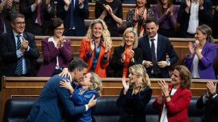 Sánchez saluda a Calviño tras la votación en el Congreso