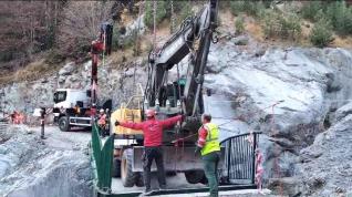 Así ha sido la operación para retirar la excavadora atascada en el puente de Ordesa