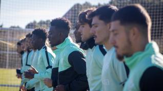 Los jugadores de la SD Huesca en fila durante el entrenamiento del jueves.