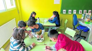 Alumnos de 3º de Primaria del colegio Ciudad de Zaragoza hacen un experimento extrayendo la clorofila de las espinacas en el desdoble de Ciencias Naturales