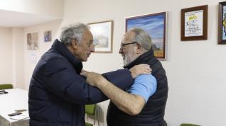 El doctor Agustín García Gil y Luis Marco se funden en un abrazo en la sede de Aetha.