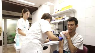 Alrededor de 150 alumnos de Ciencias de la Salud han participado en el acto de vacunación.