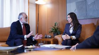 Javier Hernández, lugarteniente del Justicia de Aragón, y Marta Fernández, presidenta de las Cortes, en la presentación del estudio sobre el riesgo en la infancia.