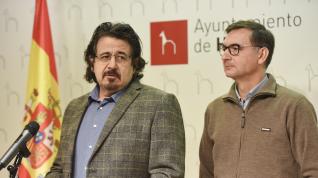 José Luis Rubió, a la izquierda, y Fermín Civiac este martes en el Ayuntamiento de Huesca.